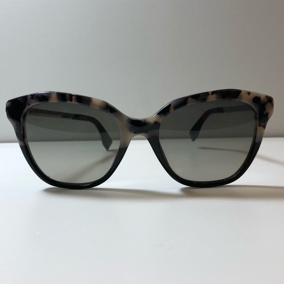 😍Authentic FENDI Gray Cat Eye Sunglasses - Picture 1 of 7